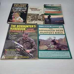 Lot of 5 Whitetail Deer Bow Hunting Tips Strategies Educational Books Archery - Bild 1 von 18