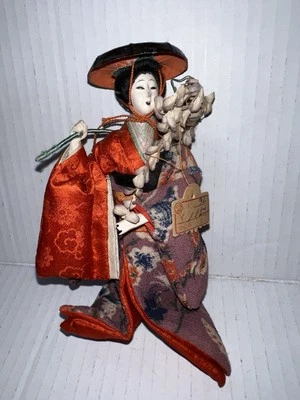Boneca gueixa japonesa antiga quimono chapéu Washi estatueta etiqueta arte vintage rara NSc - Imagem 1 de 4
