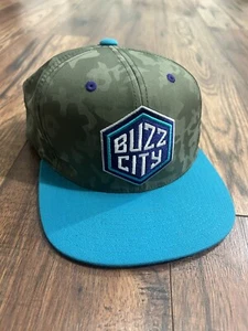 Mitchell & Ness Charlotte Hornets Buzz City Poliéster SnapBack Sombrero NBA Azul Camuflaje - Imagen 1 de 5