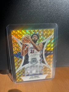 2023-24 Panini Mosaic Epic Performers amarillo reactivo Prizm/99 Joel Embiid #18 - Imagen 1 de 2