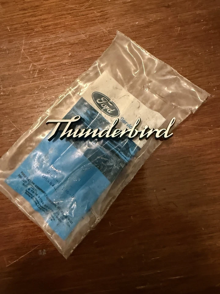 Emblema Ford Thunderbird D8SZ-13A186-B novo na caixa 1978 1979 - Imagem 1 de 4