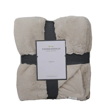 Manta suave de piel de conejo sintética por Threshold en beige neutro 60 pulgadas x 50 pulgadas Foto 1 de 4