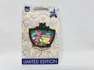 Disney World 50th Anniversary Crest Pin Mad Tea Party Limited Edition 2000 - Bild 1 von 2