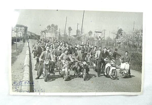VECCHIA FOTO FOTOGRAFIA 1951 MOTO CLUB SORESINA CREMONA VESPA MOTO D'EPOCA - Picture 1 of 3