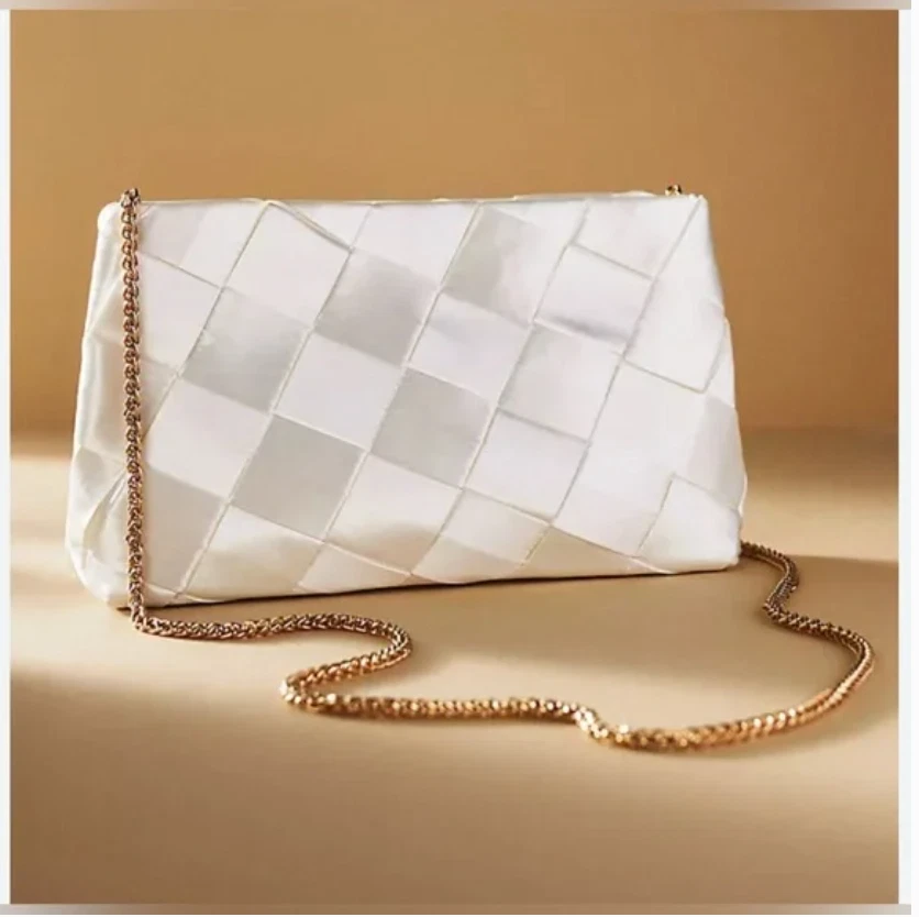 Bolsa de mão Anthropologie nova com etiquetas Melie Bianco tecido cetim branco corrente dourada - Imagem 1 de 4