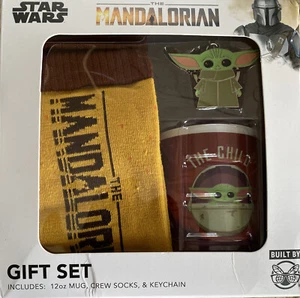 Star Wars The Mandalorian Baby Yoda Geschenkset in Schachtel mit Crew-Socken, Tasse, Schlüsselanhänger - Bild 1 von 6