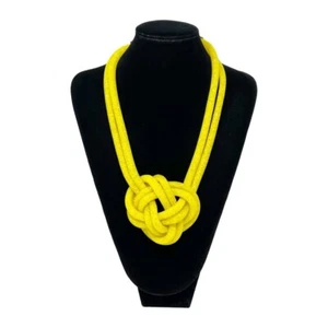 Collar con cuentas de malla de nudo amarillo en el interior - Imagen 1 de 5