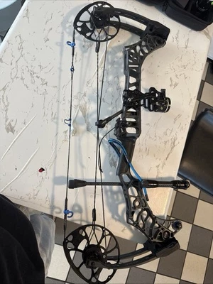 Mathews V3 27 Compound Bow Right-Handed Fully Loaded 70 Lb Draw Weight - Image 1 of 4