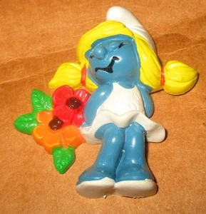 Vintage Smurf Smurfette Refrigerator Magnet 1983 Hong Kong Rubber Flowers Rare - Picture 1 of 7