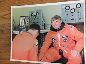 Official NASA Photo 92 Endeavor STS-49 Commander Daniel Brandenstein orange suit - Picture 1 of 2