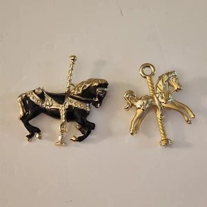 Vintage 2er Set schwarz Emaille vergoldet Karussell Karneval Pferd Brosche Anstecknadel  - Bild 1 von 5