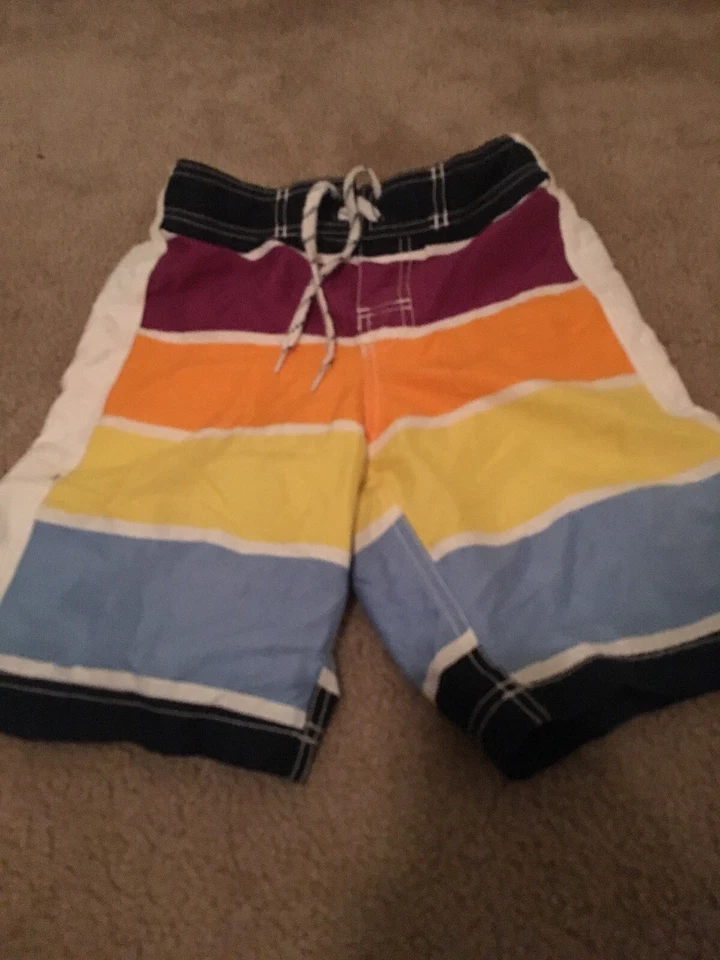Pantalones cortos de natación a rayas The Childrens Place para niños talla M multicolor Foto 1 de 4