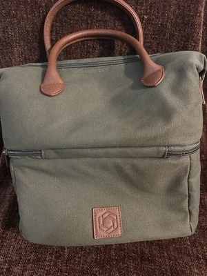 Enfriador de almuerzo aislado Oniwa Picnic Time On The Go verde oliva marrón escalonado Foto 1 de 4