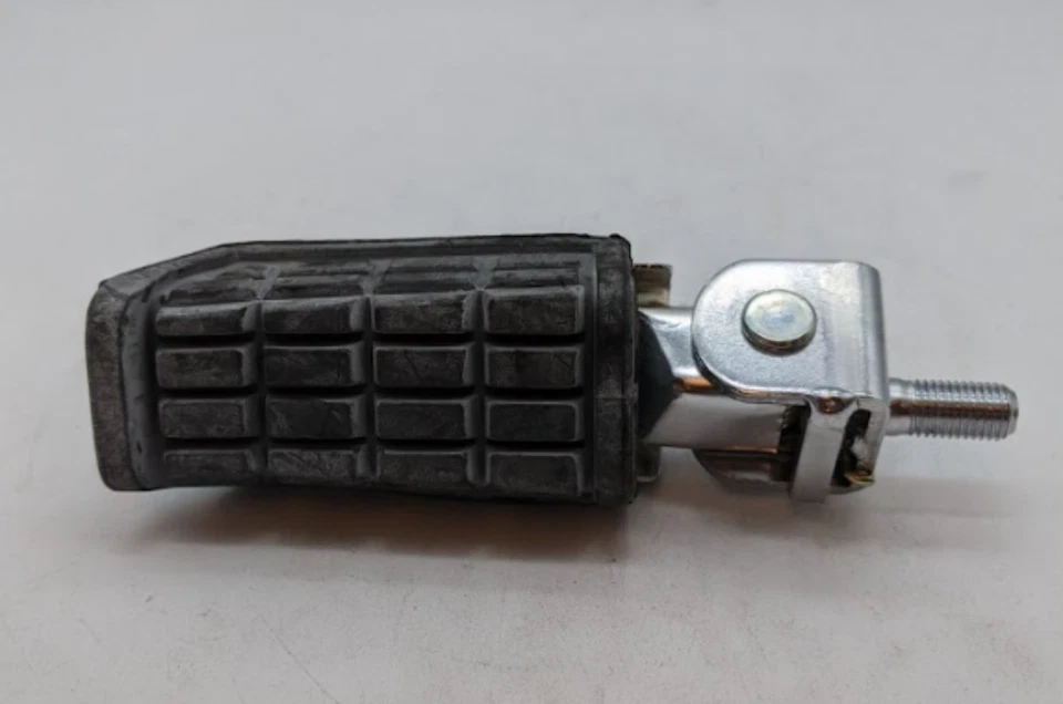 1984 - 1985 正品雅马哈 RZ350 左脚休息钉 33M-27410-01 — 第 1/1 张图片