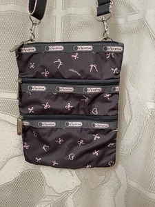 LeSportSac Reißverschluss Umhängetasche verstellbar grau mit Brustkrebs rosa Schleifen neu ohne Etikett - Bild 1 von 4
