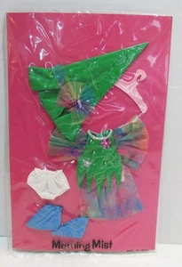 SMARAGD DIE ZAUBERHAFTE HEXE PUPPE 1972 AMSCO MORNING MIST OUTFIT MOC UNBENUTZT MIP - Bild 1 von 2