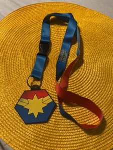 Captain Marvel Schlüsselband mit Gummiabzeichen & Clip Beutekiste - Bild 1 von 5