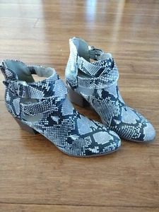Neu ohne Etikett Fergalicious by Fergie Kelsey Damen-Booties Größe 8,5 M Kunstschlangenleder Reißverschluss - Bild 1 von 7