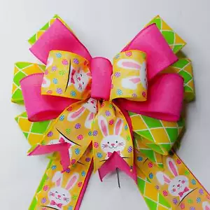Conejitos con arco de Pascua amarillo, fucsia y verde - Imagen 1 de 2