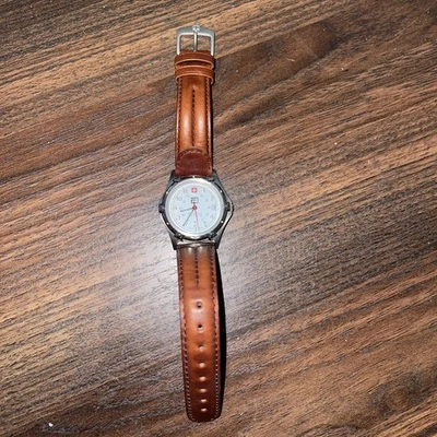 Reloj De Colección Wenger SAK Diseño Damas 37mm Tono Plateado Esfera Blanca Fecha - FUNCIONA Foto 1 de 4