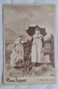 Antike Schrankkarte kleine Mädchen im Kleid mit Sonnenschirm Foto Chas Lainer, SF - Bild 1 von 2
