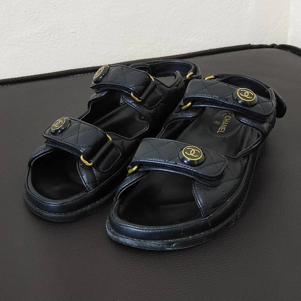 Sandalias acolchadas para papá Chanel CC Charm zapatos para mujer de cuero negro talla: EU37 US7 Foto 1 de 4
