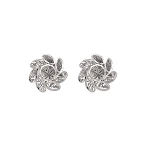 Aretes de oro blanco de 14K con corte de diamante pulido alto con flores de 13 mm - Imagen 1 de 3