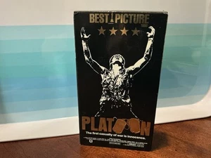 Platoon (VHS 1986) Charlie Sheen Willem Dafoe Tom Berenger (Kriegsfilmklassiker) - Bild 1 von 5