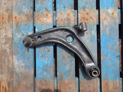 Toyota Yaris P13 Hybrid 2015 original 1,5 brazo delantero izquierdo NSF horquilla Foto 1 de 3