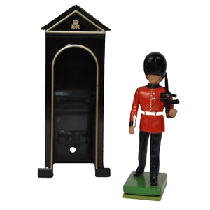 Britain’s Metal Scots Guard Beefeater and Sentry Box Metal Toy Soldier Set - Picture 1 of 5