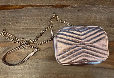 INC International Concepts I.N.C. Bandolera acolchada metálica glam rosa para cámara Foto 1 de 4