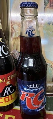 Garrafa de cola RC Royal Crown 12 oz. Selado de fábrica. - Imagem 1 de 4