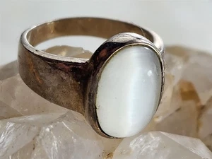 Vintage Solid Sterling Silver White Cat's Eye Ring Size 7.75 - 6 Grams - Picture 1 of 7