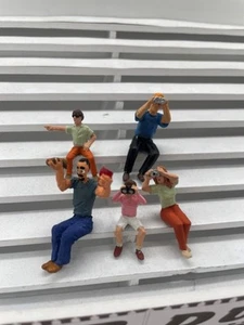 F1102 Greenhills Diecast Metal Painted Spectators x 5 for Scalextric Carrera etc - Picture 1 of 2