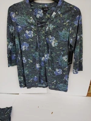 Blusa Erika para mujer azul con estampado floral con cordones cuello en V tallas S y M nueva con etiquetas Foto 1 de 4
