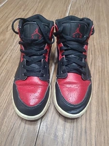 Nike Air Jordan 1 Mid Gimnasio Rojo Banned Bred Zapatos 554725-074 - Talla 4y - Imagen 1 de 13