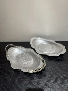 Juego de 2 bandejas de tulipán de aluminio martillado vintage Rodney Kent 404+438 forjadas a mano - Imagen 1 de 11