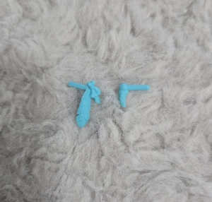Monster High Doll Jane Boolittle Aqua Pair of Feather Earrings - Picture 1 of 1