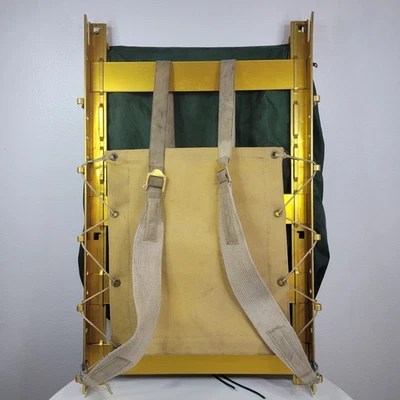 Cartón de embalaje vintage con marco de aluminio con lona y mochila mochila mochila garra Foto 1 de 4