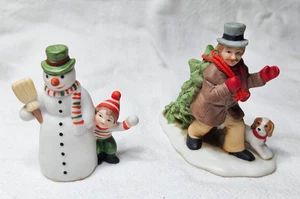 Lefton Colonial Village Mr Capper Dragging Tree 07326 Brian Snowman Friend 05829 - Bild 1 von 3