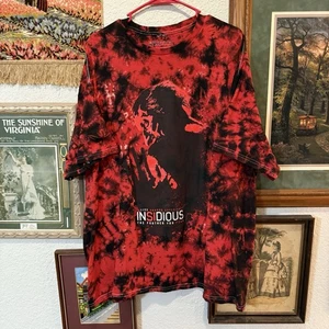 NUEVO SIN ETIQUETAS RARO Camisa TieDye Insidious Película de Terror Experiencia en Vivo Talla 2XL - Imagen 1 de 7