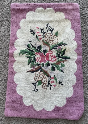 Винтажный шерстяной ковер ручной вязки с цветочным рисунком фиолетовый розовый белый 22 дюйма x 35 дюймов - Изображение 1 из 4