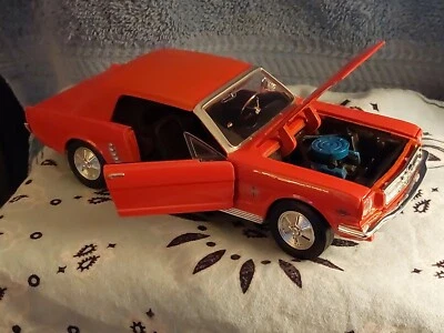 REMARKABLE 1964 FORD MUSTANG 1:24 SCALE MODEL ORANGE/BLACK, TAIL LIGHT IS ABSENT - Image 1 of 4