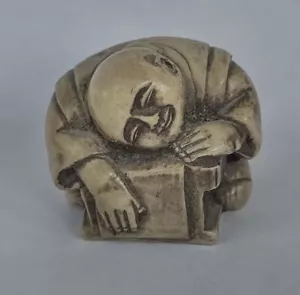 Vintage japanisches Harz geschnitzt 1 1/2" Netsuke - kahlköpfiger älterer Mann umarmt eine Schachtel - Bild 1 von 5
