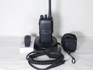 Radio analogique portable Motorola HT750 VHF 16ch large/étroite avec micro et nouvelle batte - Photo 1/1