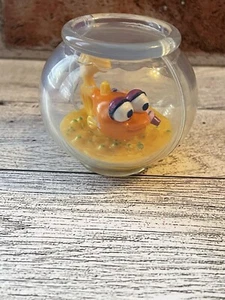 Vintage Sesame Street Elmo’s World Dorothy The Goldfish Fish Fun Pack Figure - Picture 1 of 4