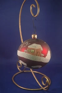 Große mundgeblasene Glas Weihnachtskugel - verschneite Urlaubsszene & Glitzer handbemalt - Bild 1 von 10