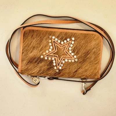 Cartera pequeña Montana Silver Smith, bandolera cuero vaca estrás estrella Foto 1 de 4