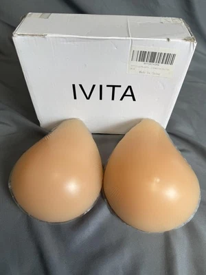 Par de potenciadores protésicos desnudos asimétricos grandes formas de senos de silicona IVITA Foto 1 de 4