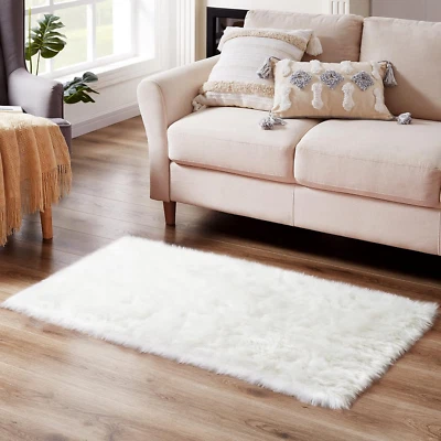 Alfombra mullida de piel blanca, alfombra pequeña de piel sintética de 2x4 pies para dormitorio, lavable oveja sintética Foto 1 de 4